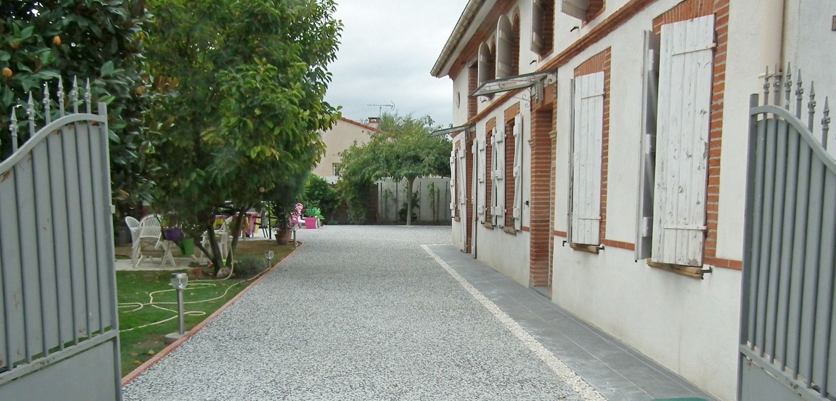 Allée en béton désactivé
