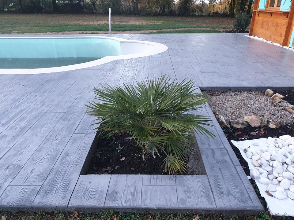 Exemple de bétons décoratifs qui permettent la rénovation de plages et terrasses de piscine, ici à Tournefeuille.