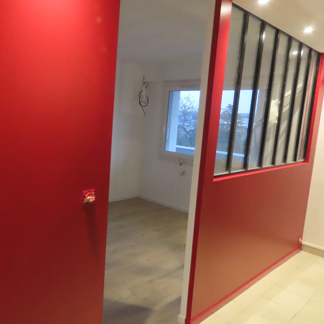Aménagement Intérieur : Vue d'un cloison avec verrière après travaux d'ouverture de cloison et de décoration