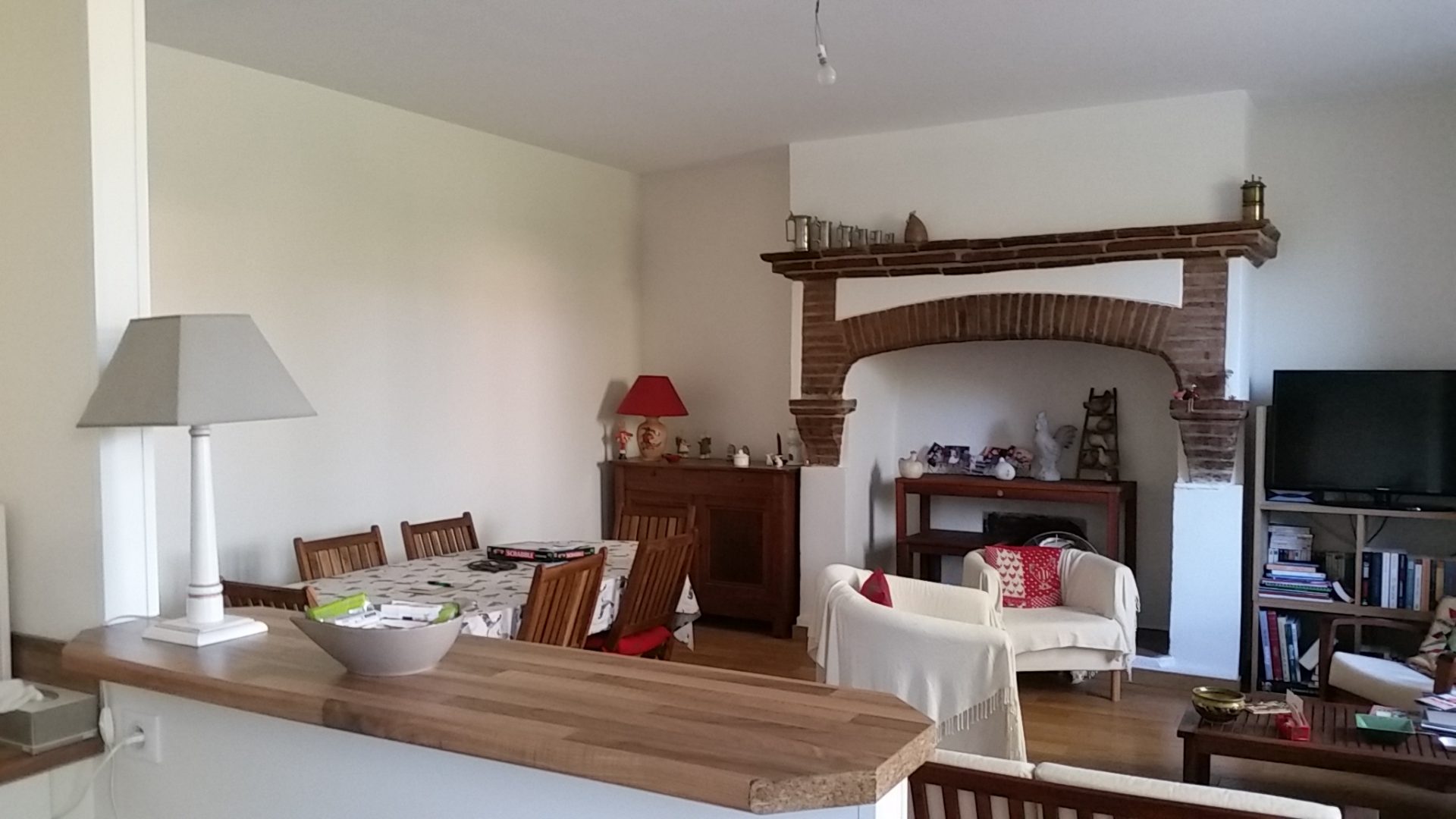 Rénovation d'une cuisine à Merville. Cette cuisine a été rénovée et même déplacée, pour une meilleure gestion de l'espace de vie.
